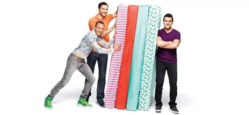 Airbnb 公司的三位創(chuàng)始人，以及他們最早的 Airbed