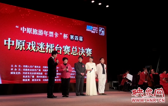 主持人現(xiàn)場(chǎng)采訪參賽選手