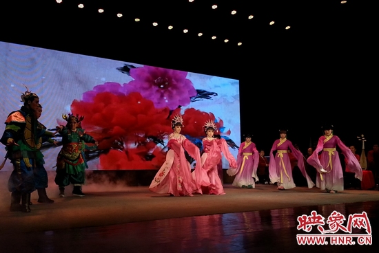 孿生姐妹曹會(huì)敏、曹會(huì)芳表演