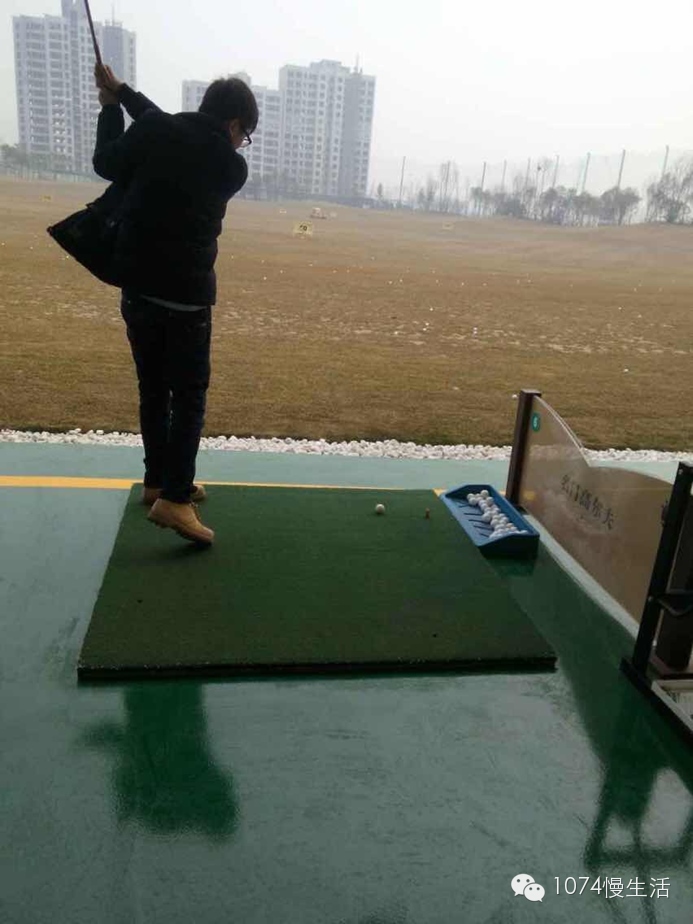 男仁裴正浩瀟灑揮桿
