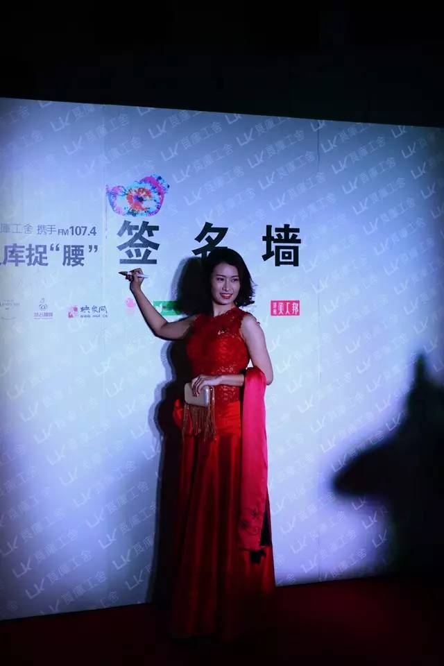 如奧斯卡頒獎(jiǎng)典禮的入場(chǎng)，讓現(xiàn)場(chǎng)嘉賓萬眾矚目