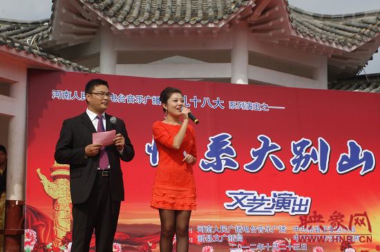 演出現(xiàn)場(chǎng)主持人向老人們表達(dá)節(jié)日的問(wèn)候。 演出現(xiàn)場(chǎng)主持人向老人們表達(dá)節(jié)日的問(wèn)候。
