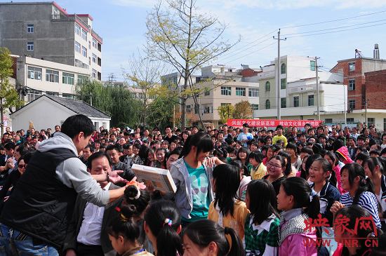 演出現(xiàn)場(chǎng)觀眾積極參與、氣氛熱烈。 演出現(xiàn)場(chǎng)觀眾積極參與、氣氛熱烈。