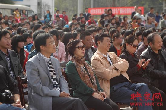 主辦方領(lǐng)導(dǎo)在演出現(xiàn)場(chǎng) 主辦方領(lǐng)導(dǎo)在演出現(xiàn)場(chǎng)