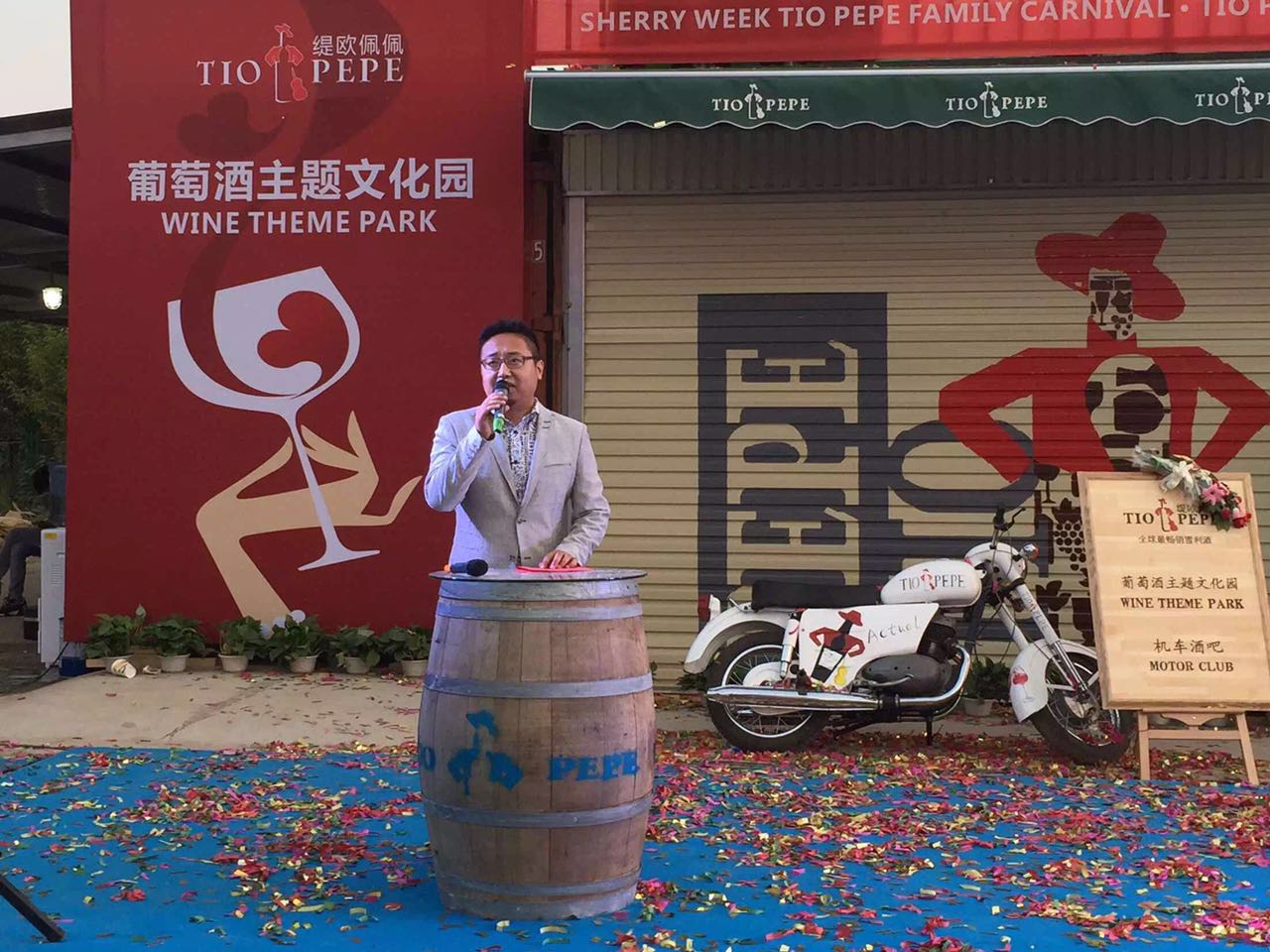 我們的巖歐巴出場(chǎng)嘍！真的是迷倒臺(tái)下一片！