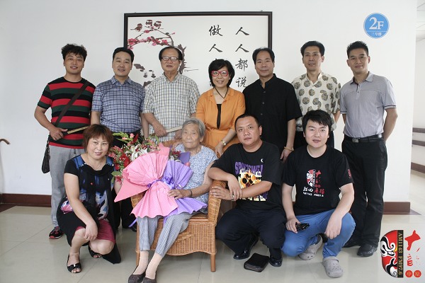著名豫劇表演藝術(shù)家賈庭聚(后左三)與眾弟子及河南電臺戲曲廣播總監(jiān)木子(后中)、戲曲廣播品牌部主任月陽 著名豫劇表演藝術(shù)家賈庭聚(后左三)與眾弟子及河南電臺戲曲廣播總監(jiān)木子(后中)、戲曲廣播品牌部主任月陽