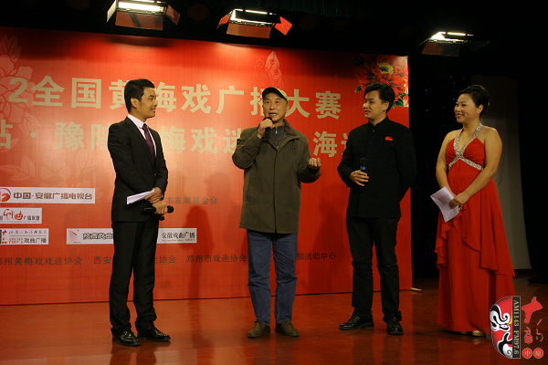 著名黃梅戲表演藝術(shù)家夏承平為選手講解黃梅戲演唱技巧