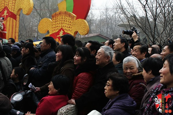 人民公園現(xiàn)場人頭攢動(dòng)，其他媒體記者不得不舉起相機(jī)拍照