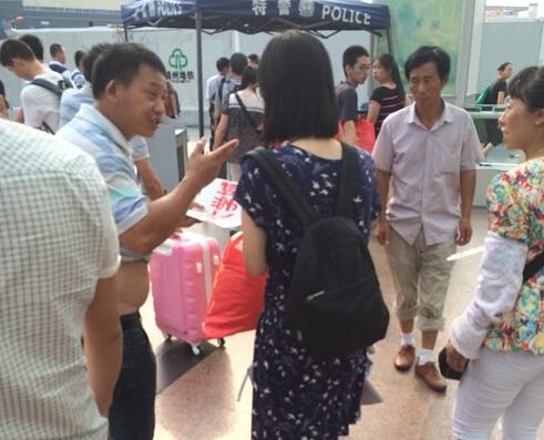 女大學(xué)生一出站，黑車的拉客仔就圍上招攬