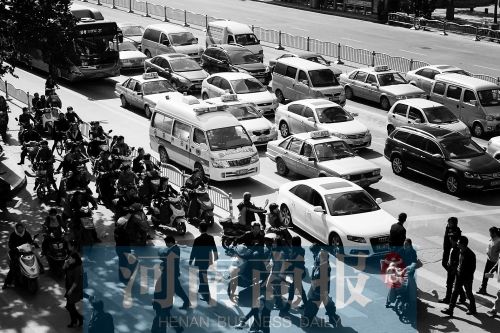 紫荊山路與商城路交叉口，見無(wú)車讓行，一輛救護(hù)車只好選擇右轉(zhuǎn)車道直行 記者 邱曉峰/攝