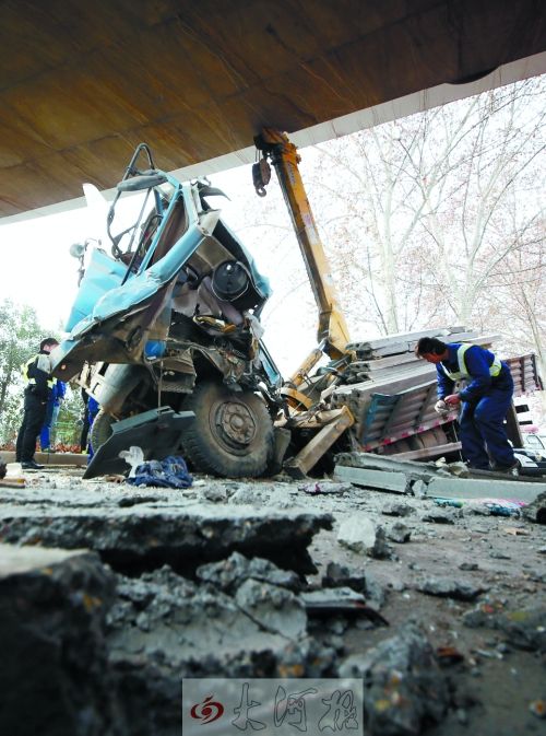 卡車吊臂撞上限高橋 車頭嚴重變形司機滿頭鮮血