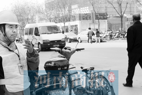  燃?xì)庑孤?消防員演習(xí)變實(shí)戰(zhàn)。而幾米外,有工作人員在抽煙