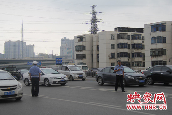 鄭州市三大隊(duì)交警正在檢查黃標(biāo)車(chē)