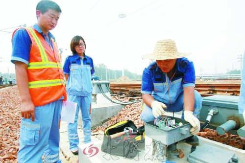 地鐵信號系統的工作人員在接受考試驗收