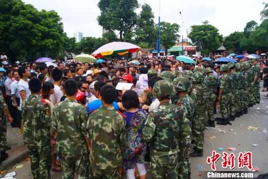 7月9日，聚集在中國人民銀行北海市中心支行的外地民眾越來越多，當?shù)毓俜讲坏貌怀鰟哟笈叿?、武警前往維