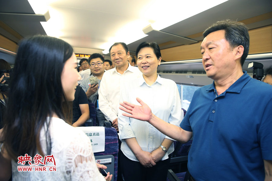 6月26日,首發(fā)的鄭焦動(dòng)車上,副省長(zhǎng)王艷玲(右二)和乘客交流
