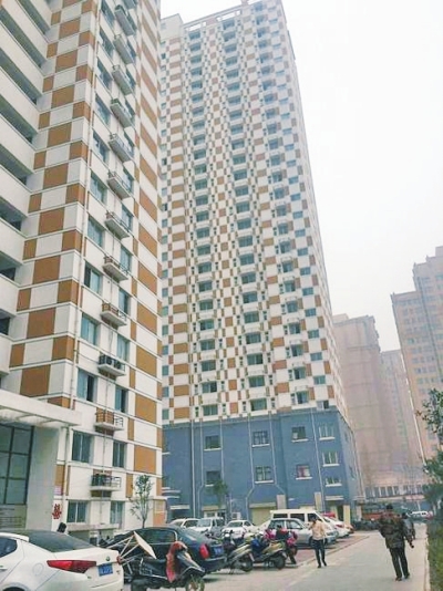 鄭州中基都市春天小區(qū)的公租房一直在閑置,樓下門面房已營業(yè)很長時(shí)間。