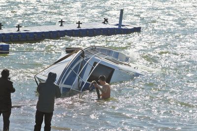 鄭州龍湖1號巡邏艇被凍爛沉船龍湖 兩時撈出沉船