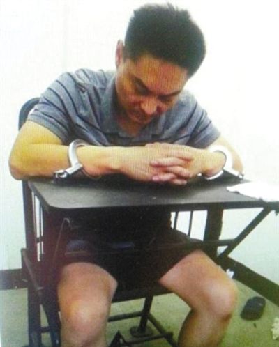 韓磊被控制時接受警方訊問。本組圖片為視頻截圖