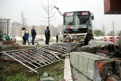 1月6日，成都雙華大道，失控后的公交車撞垮一單位的護欄。攝影 劉陳平