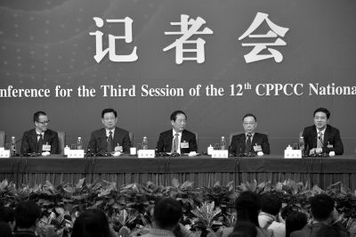 昨日，政協(xié)十二屆三次會議舉行記者會，五位嘉賓回答中外記者提問。京華時報記者王海欣攝