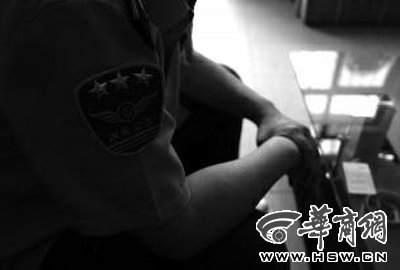 公交司機(jī)幫民警抓小偷 圍觀乘客喊耽誤時間(圖)