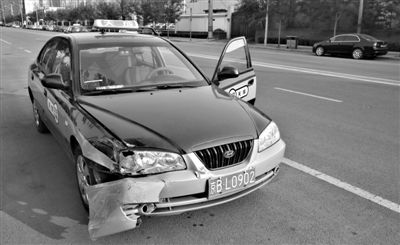 昨日，朝陽(yáng)區(qū)林萃路，因連撞“克隆”車，的哥劉師傅的車輛受損送修。新京報(bào)記者 黃月 攝