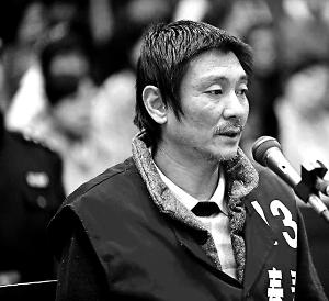 庭審時(shí)，鄭東稱自己想隨女兒一起去，請求法院判他死刑立即執(zhí)行