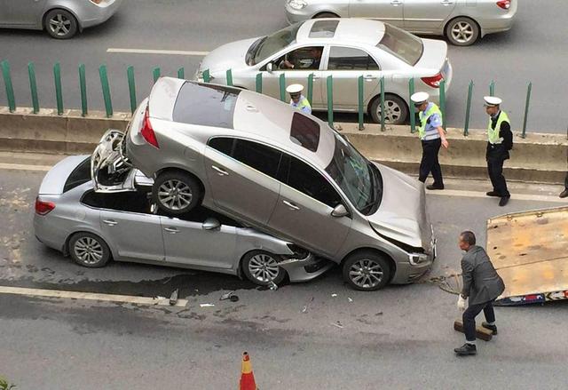 交警正在將兩車分開。