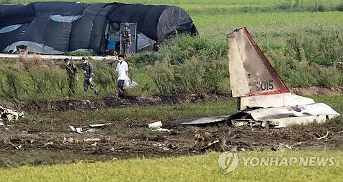 當?shù)貢r間28日下午2時8分許，韓國一架空軍教練機T-50在全羅南道光州市西區(qū)細荷洞農(nóng)田墜毀。