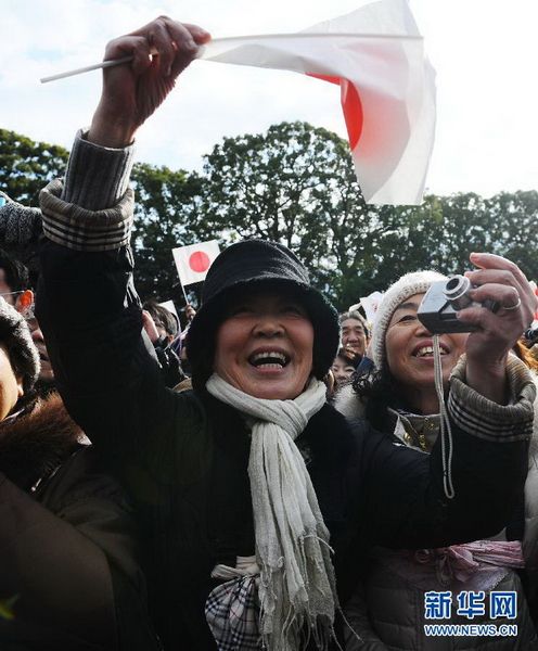 當(dāng)?shù)貢r(shí)間12月23日，在位于日本東京的皇宮，民眾向明仁天皇祝賀生日。