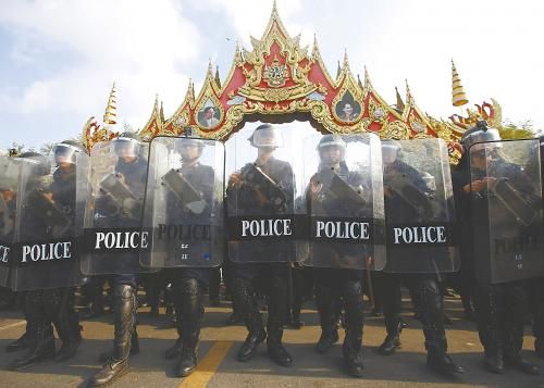 14日在泰國(guó)曼谷，政府出動(dòng)數(shù)千名防暴警察，以?shī)Z回政府大樓和其他 泰數(shù)千防暴警察和平清場(chǎng) 被示威者占領(lǐng)的區(qū)域。