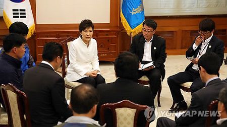 16日下午，樸槿惠接見“世越”號客輪遇難者家屬，并在家屬面前親自道歉。（韓聯(lián)社）