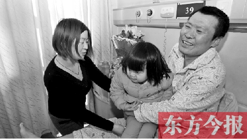 李剛患骨肉瘤急需手術，最放心不下的就是他的妻子、女兒