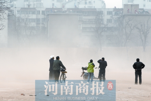 昨天下午，市區(qū)飛沙走石，揚塵嚴重