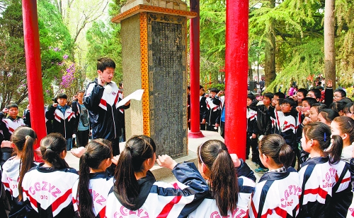 　　4月3日,宜陽(yáng)縣1000余名師生通過(guò)獻(xiàn)花、宣誓、掃墓、讀祭文等形式緬懷革命先烈。 田義偉 攝