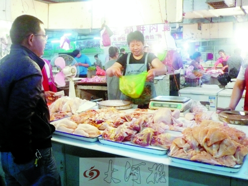 　市民在8號菜市場購買雞肉