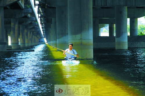 洛陽大學(xué)生用礦泉水瓶做“舟”游洛河