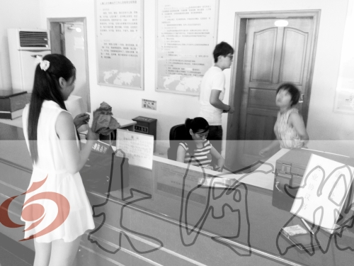 鄭州市人才交流服務(wù)中心二樓大廳，剛畢業(yè)大學(xué)生咨詢政策，工作人員卻在若無其事地玩手機(jī)。