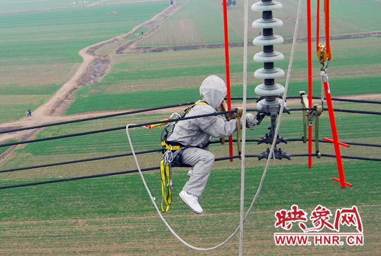 超高壓輸電線是樊建軍工作的主戰(zhàn)場(chǎng)，他現(xiàn)在雖然不經(jīng)常登塔，但在塔下卻并不輕松。