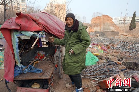 圖為老人向記者講述其生活狀況。周小云 攝
