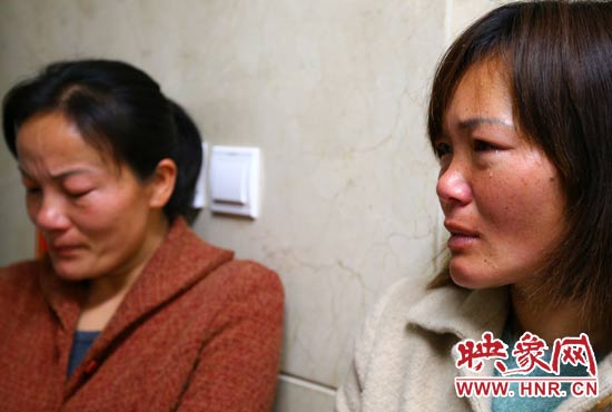 提及現(xiàn)狀，柴小快的女兒不住流淚。
