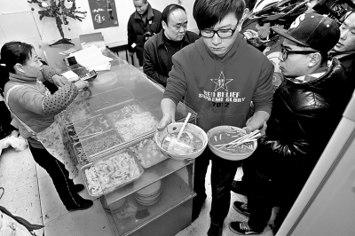 　　上圖2013年年初，很多鄭州市民光臨李剛的面館，掀起“全城吃面”熱潮。CFP供圖