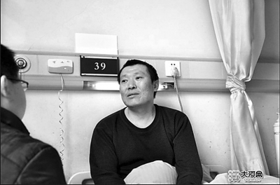 　　右圖李剛生前在醫(yī)院接受記者采訪。資料圖片