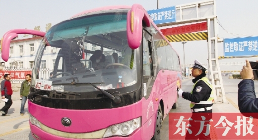 鄭州交警在鄭州黃河大橋安裝“機(jī)動(dòng)車緝查布控系統(tǒng)”嚴(yán)查違法運(yùn)輸行為，確保旅客安全。