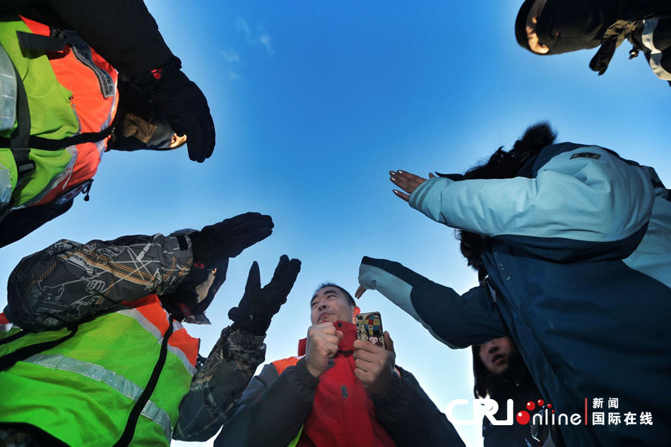 2012年12月23日，北京靈山，救援人員在積雪四十厘米多的山上搜救。