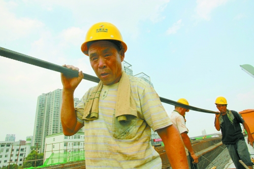 農(nóng)民工工作辛苦，權(quán)益理應(yīng)有保障。