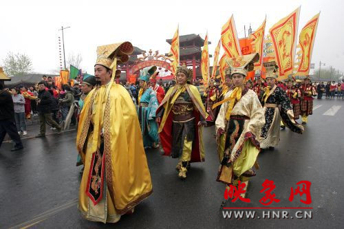 　　3月30日上午,開封市舉行2013中國(開封)清明文化節(jié)踏春巡游活動?！?　　