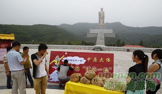 堯山中原大佛景區(qū)公開請(qǐng)游客留名“到此一游”