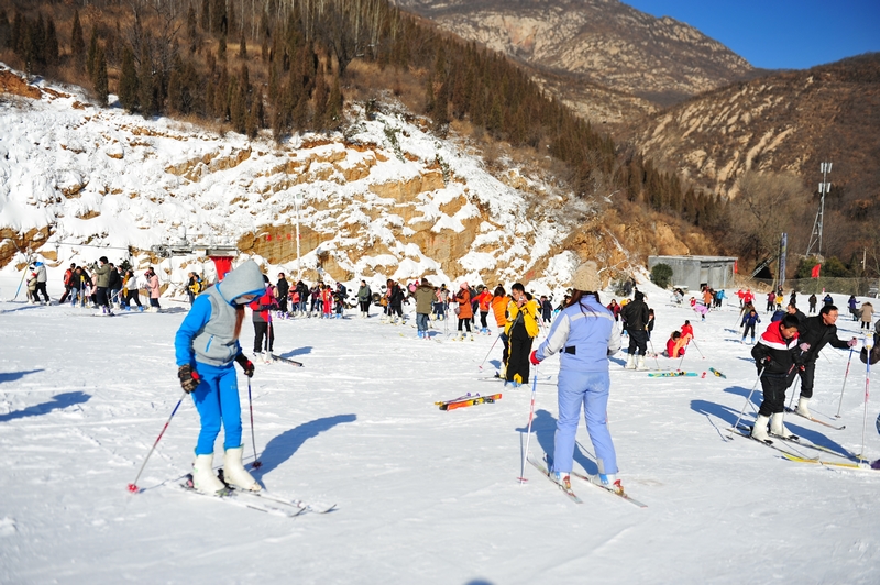 體驗冬季旅游滑雪 玩轉(zhuǎn)酷炫冰雪世界